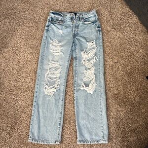 Low-rise Skater Light wash jeans. Straight leg with torn holes. 5 buttons.